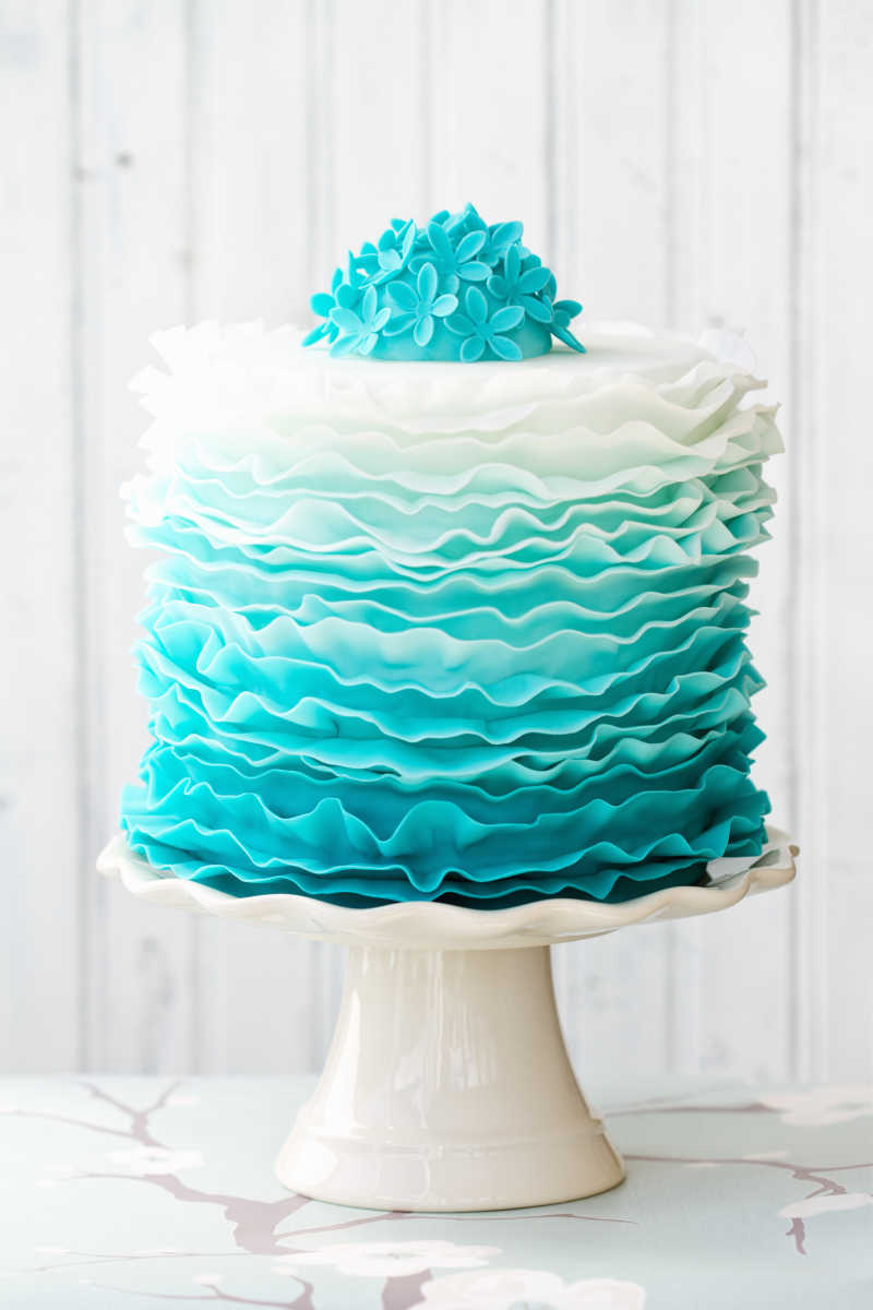漂亮的蓝色褶皱蛋糕