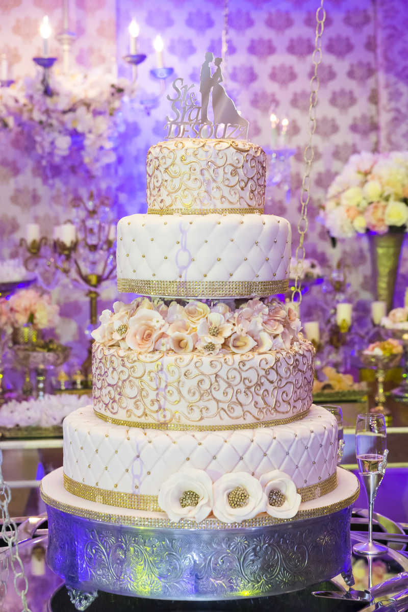 装饰华贵的婚礼蛋糕