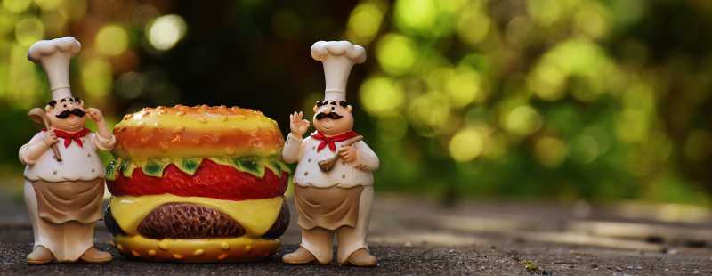 可爱的两个卡通厨师和汉堡包