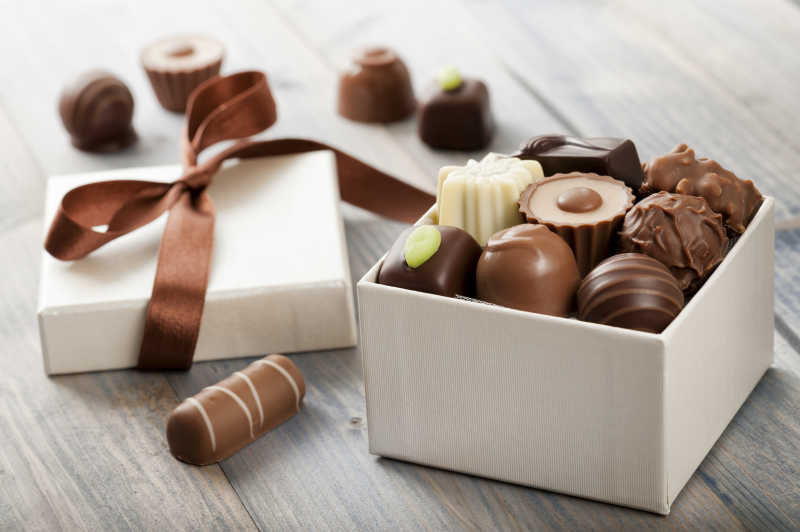 白色木盒里的精美巧克力