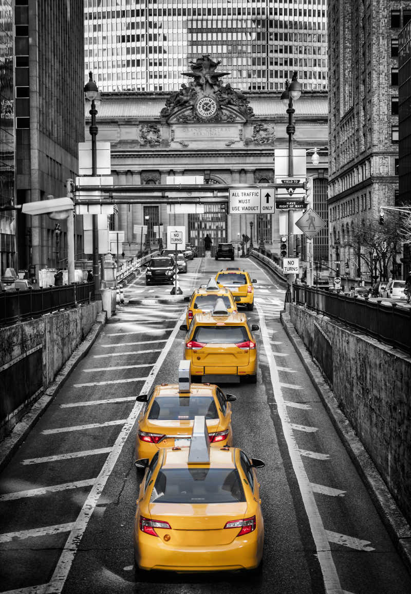 纽约中央车站前的的黄色出租车