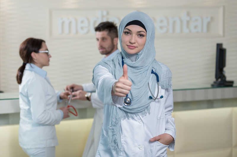 漂亮年轻的穆斯林女医生伸出手指