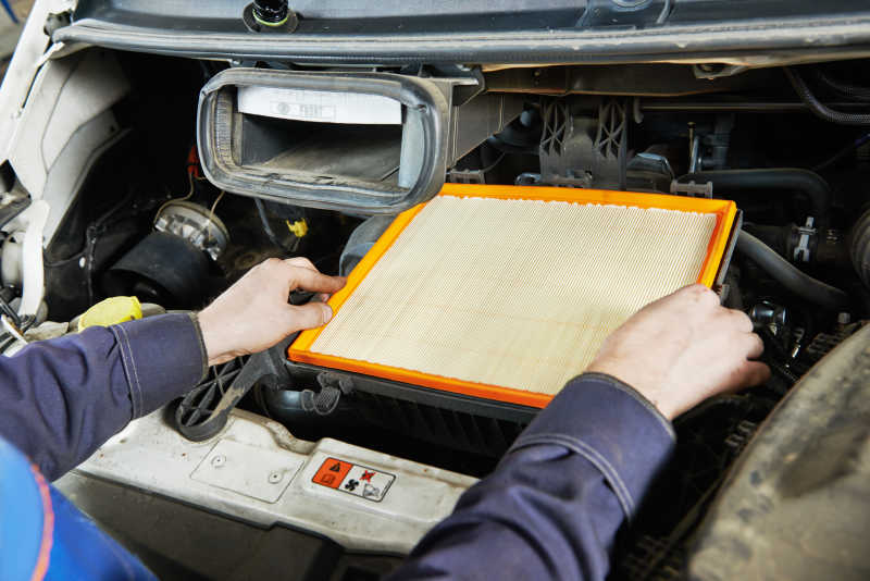 汽车修理工给汽车进行空气滤清器更换