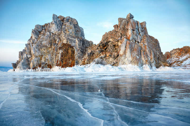 贝尔加湖厚厚的冰面