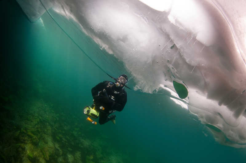 贝加尔湖冰面下的潜水员