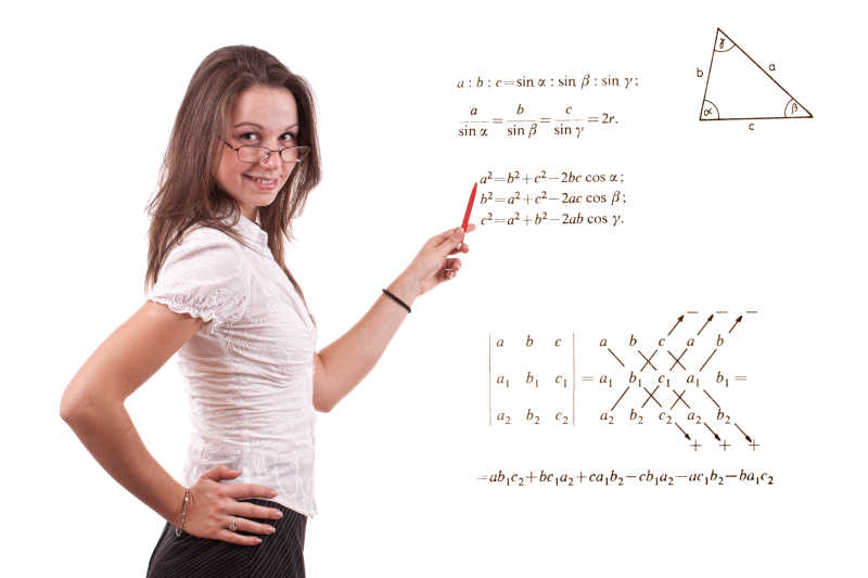 讲解数学的年轻女教师
