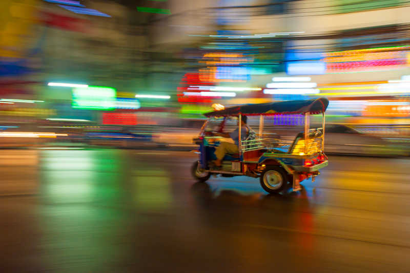 曼谷街道上行驶的电动车