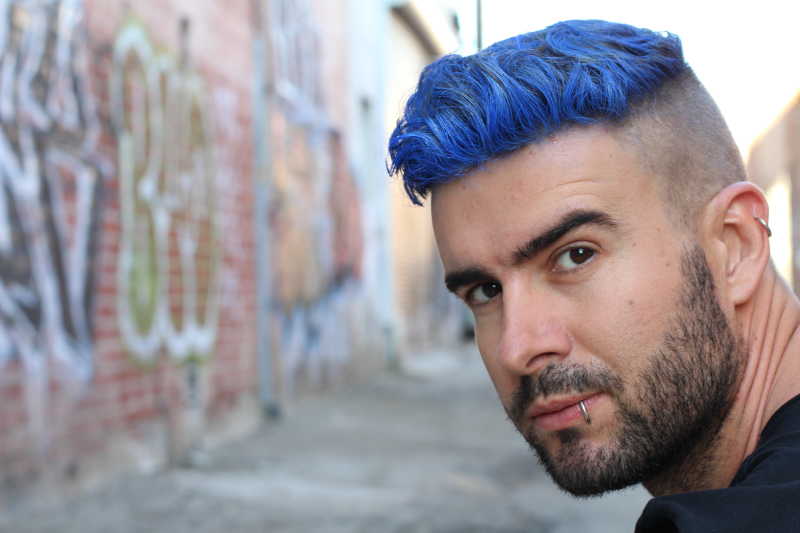 帅气的染蓝色头发的个性男人