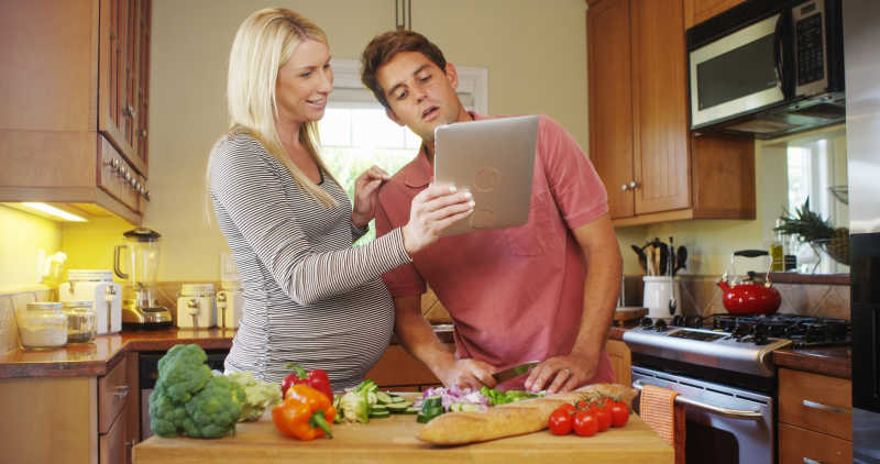孕妇教丈夫准备健康饮食