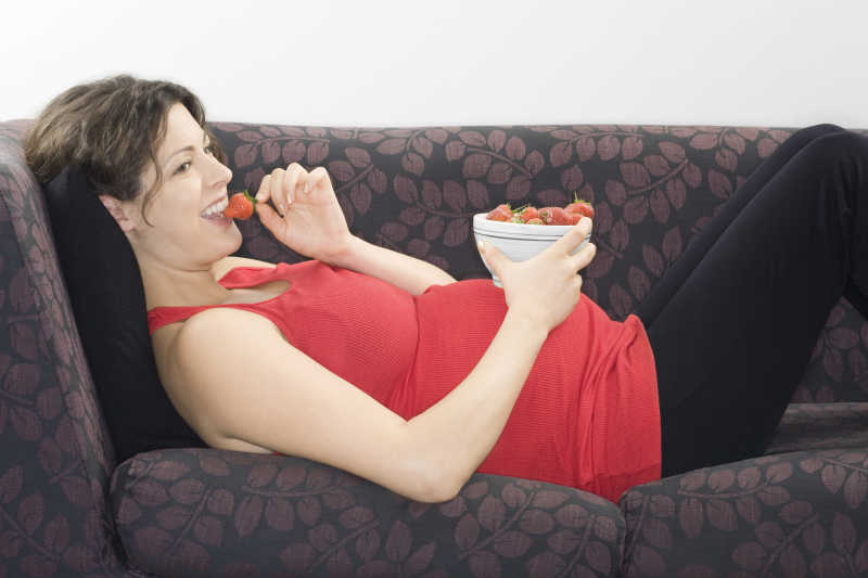 孕妇在沙发上吃草莓