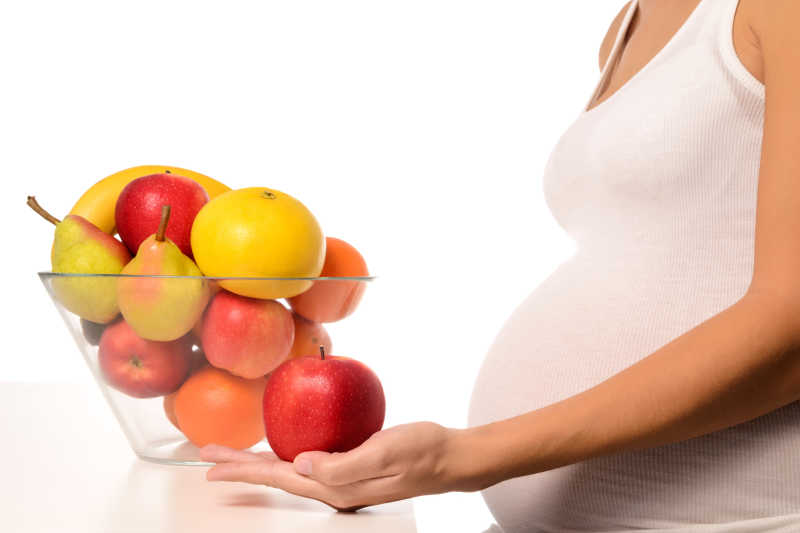 健康的新鲜水果和孕妇