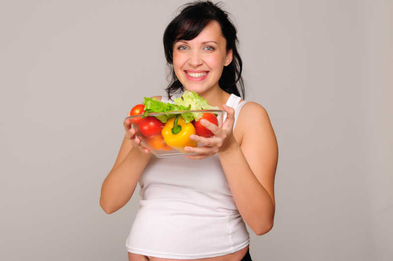 爱吃健康新鲜果蔬的年轻孕妇