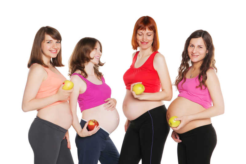 吃健康水果的孕妇
