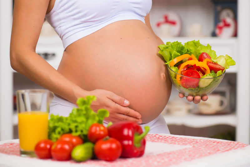 控制健康饮食的年轻孕妇
