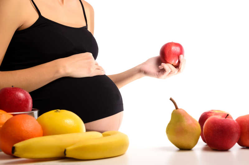 孕妇和健康的新鲜水果