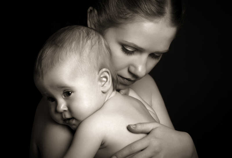 母亲温柔抱着宝宝