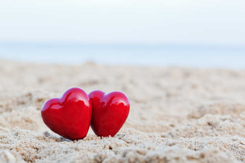 海滩上有两颗红心