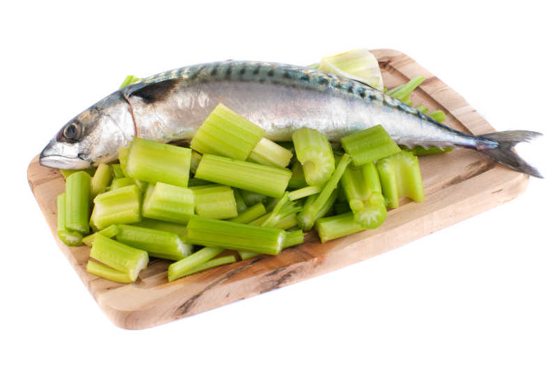 砧板上的新鲜鲭鱼和芹菜