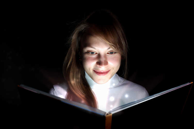 年轻女人阅读魔法书
