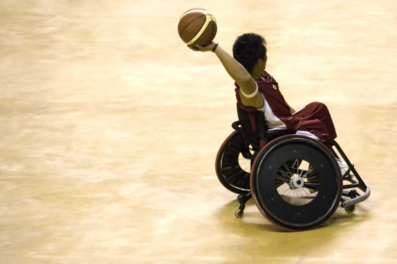 轮椅篮球赛上的运动员