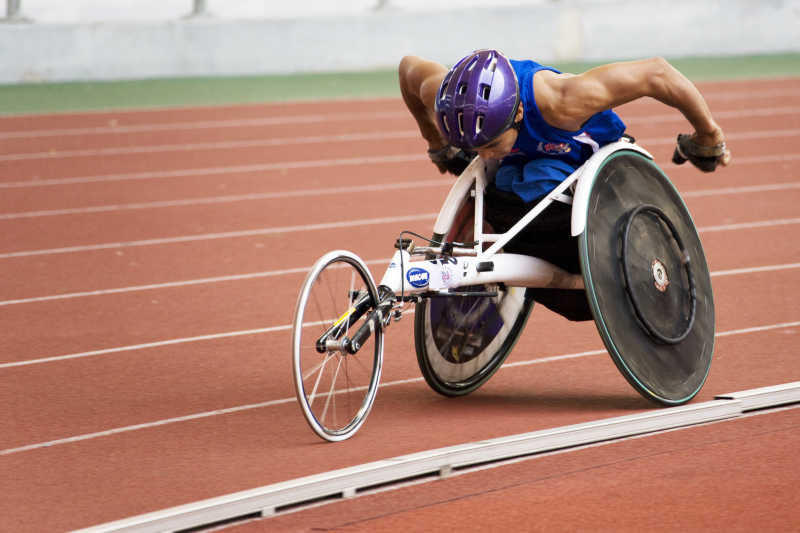 轮椅长跑比赛上的运动员