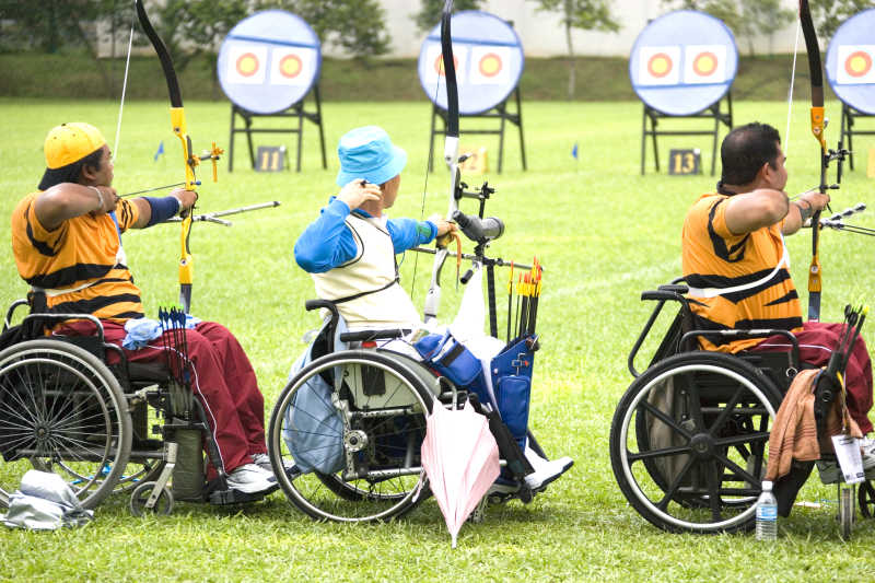残疾人射箭比赛上的运动员