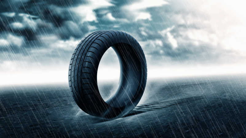 雨中滚动的汽车轮胎