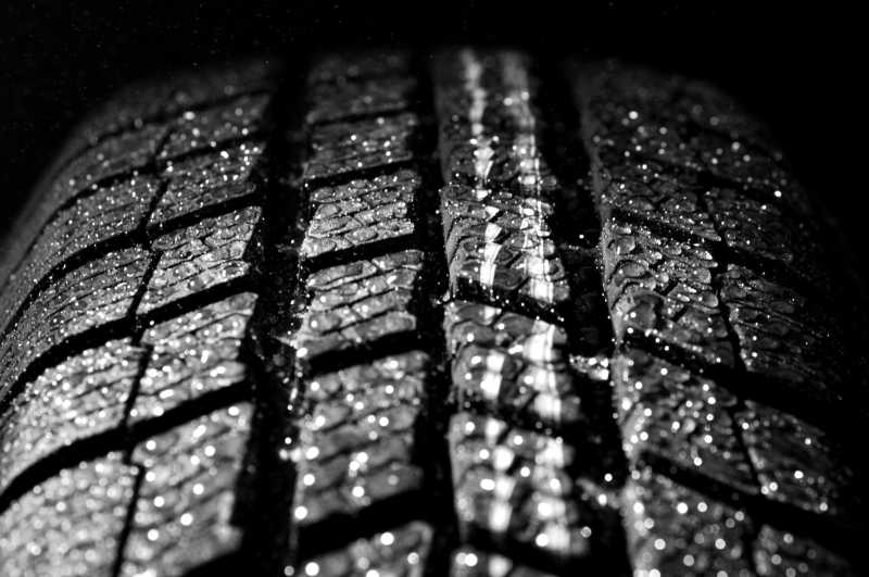 雨中的汽车轮胎纹理