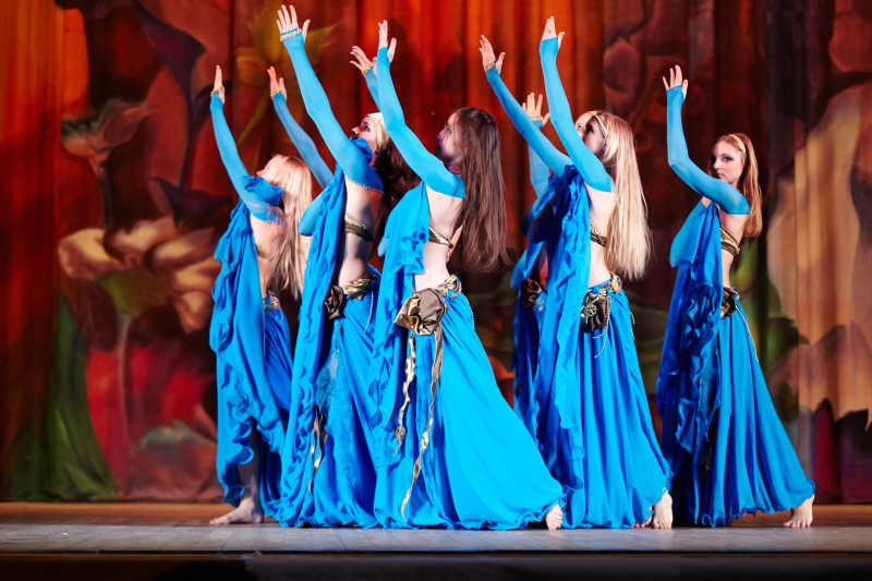 舞台上跳集体舞的蓝衣舞娘