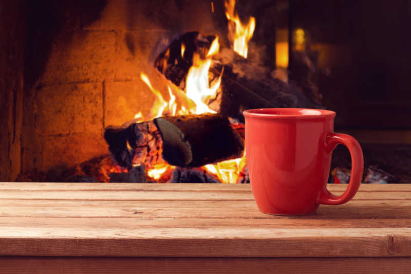 圣诞节室内温暖的壁炉和红色杯子