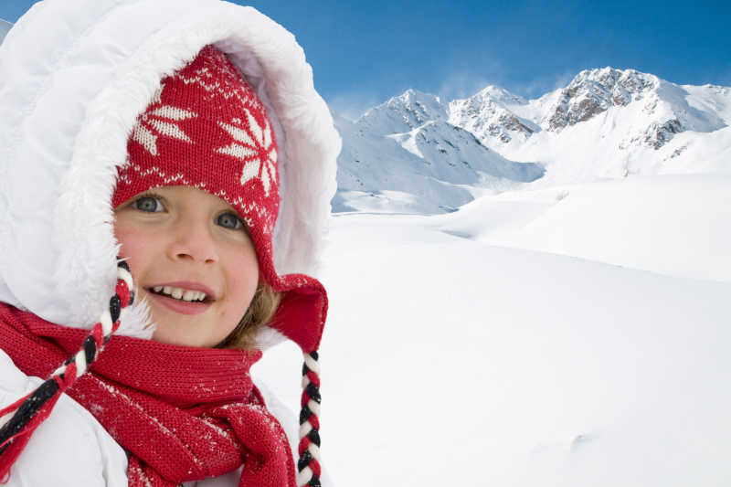 雪山上的可爱的小女孩