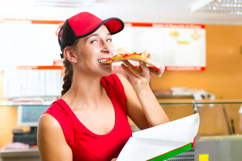 女员工吃披萨