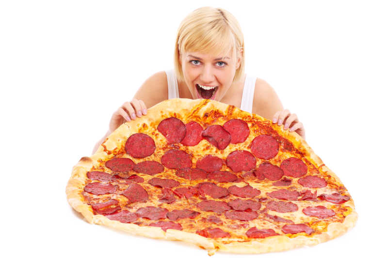白人美女吃一个超大的披萨