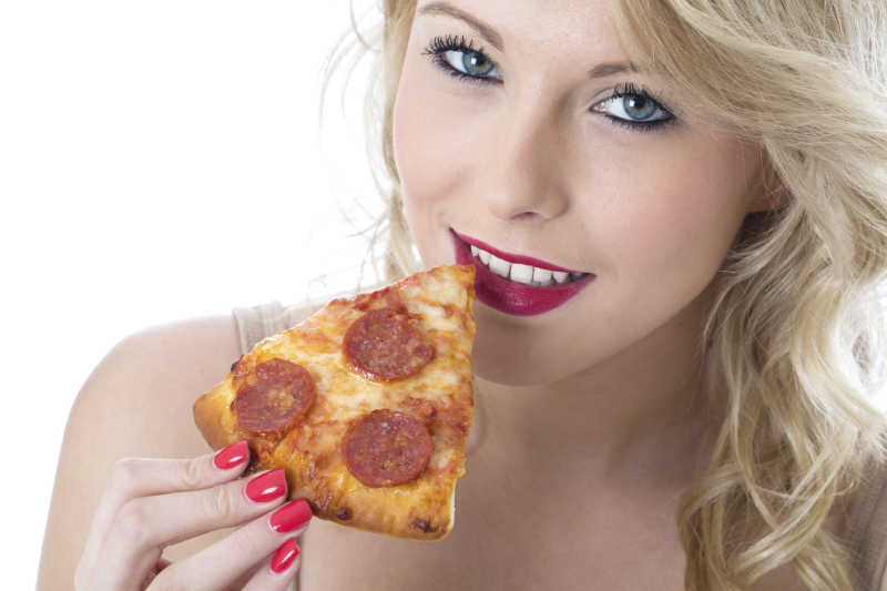 漂亮年轻的白人美女吃披萨