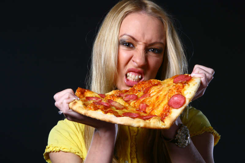 白人美女生气的吃披萨