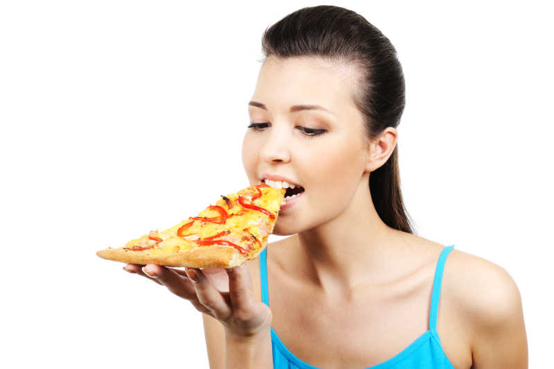年轻的白人美女吃披萨