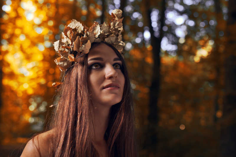 秋天森林里的美女