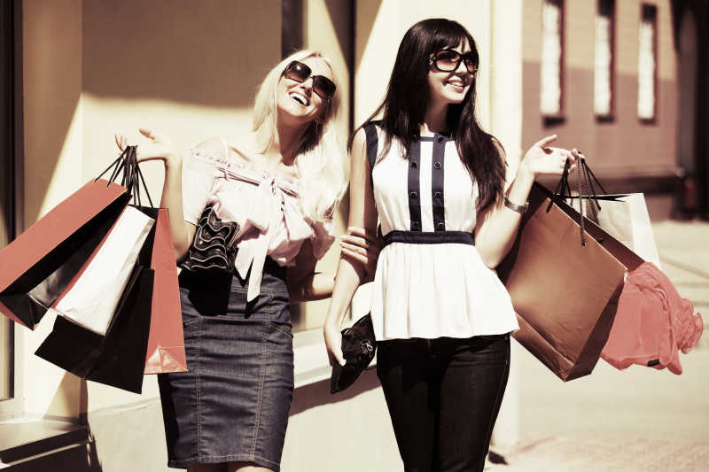 都市中快乐的购物女性