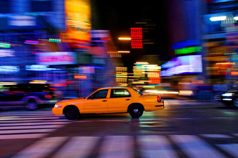 夜间街道上的疾驶的出租车