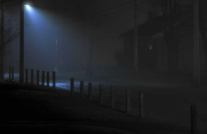 夜晚宁静沉默的一条小街