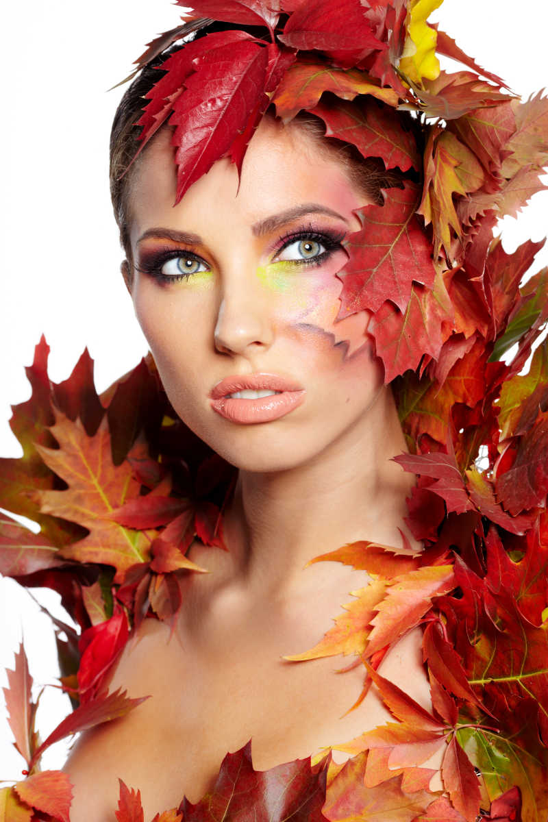 秋天穿红叶当衣服的的女人