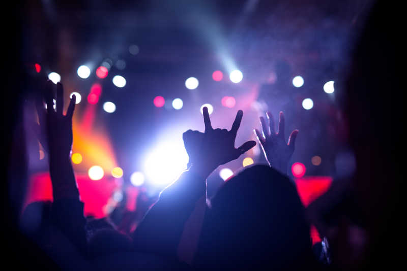 一群人在音乐会上举手
