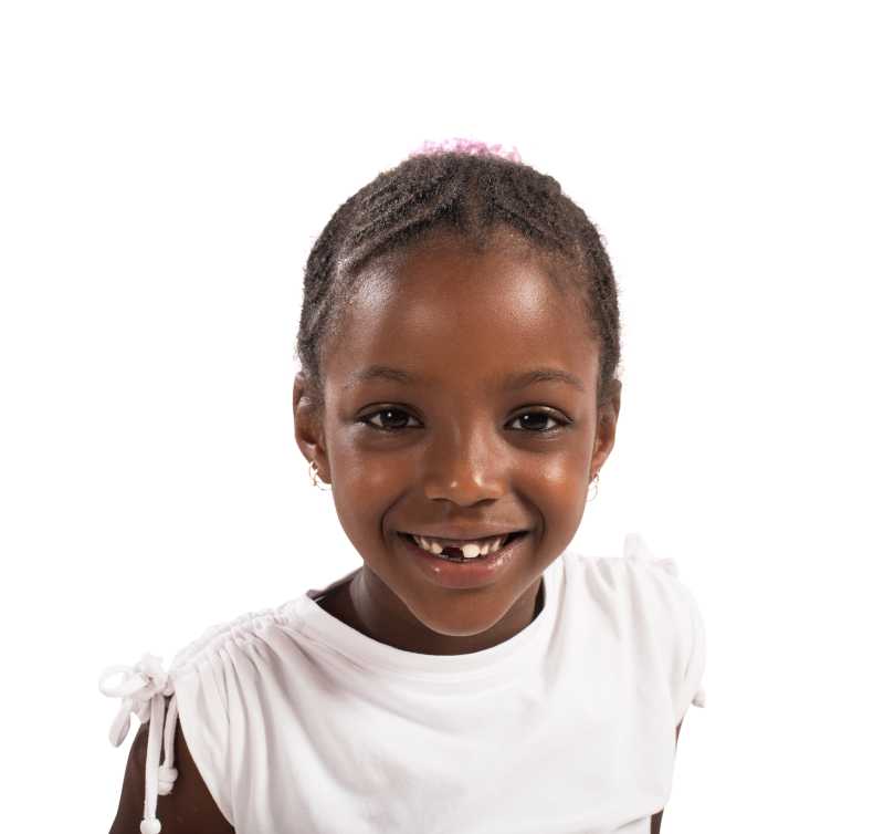 快乐的换牙的非洲小女孩