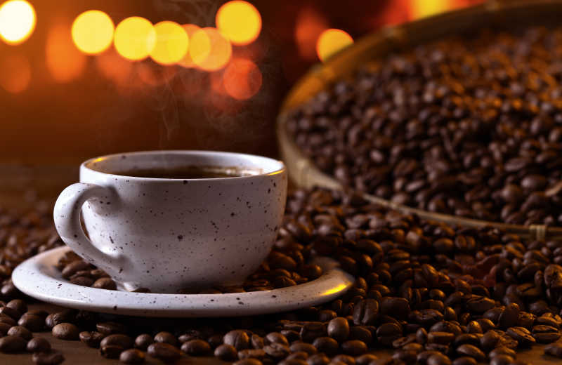 一杯浓浓的黑咖啡和咖啡豆