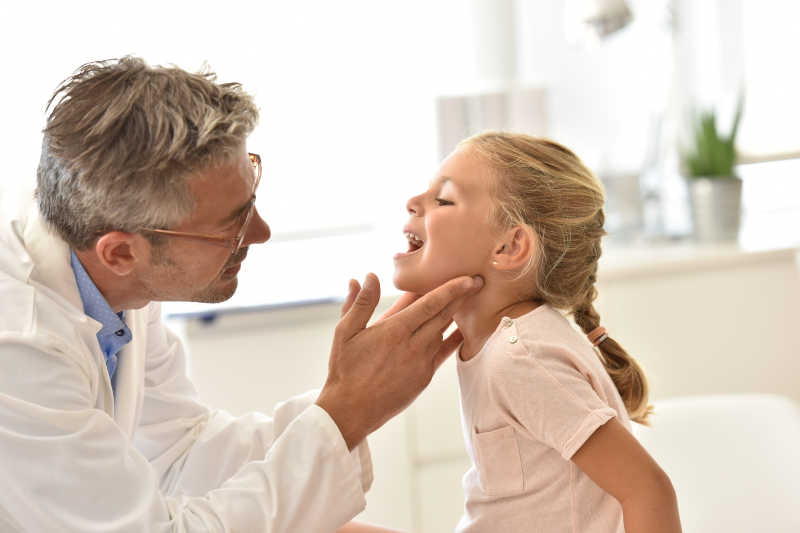 医生正在检查小女孩的口腔