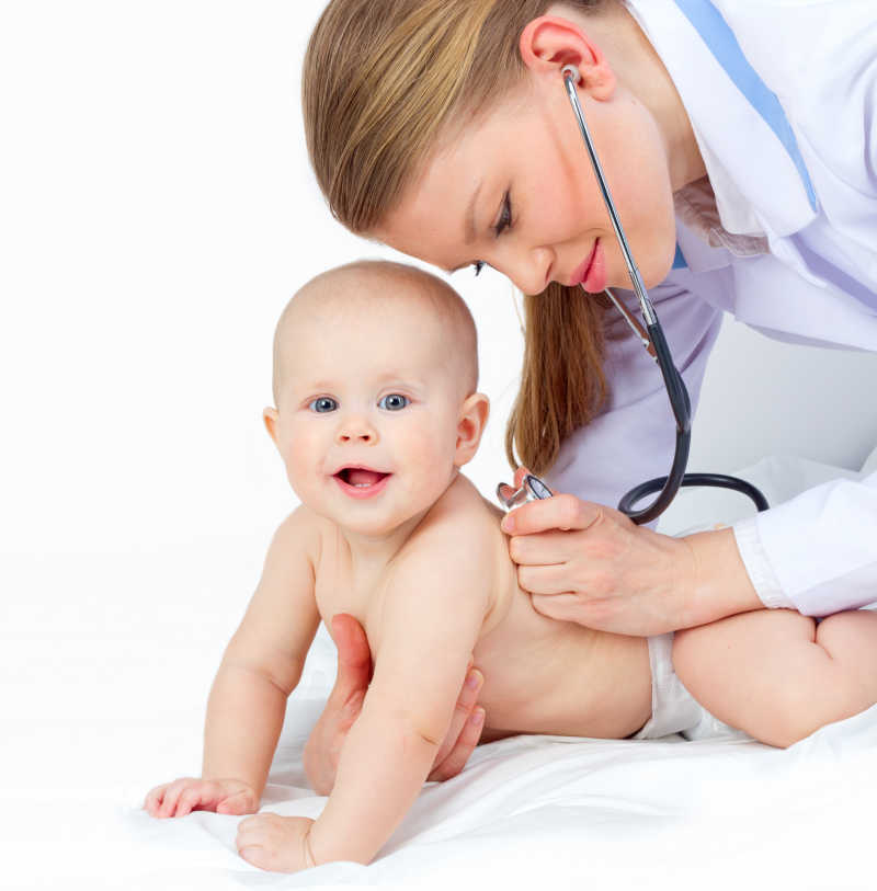 儿科医生用听诊器为婴儿体检