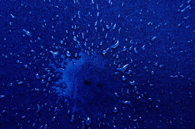 蓝色背景下水飞溅出的水滴