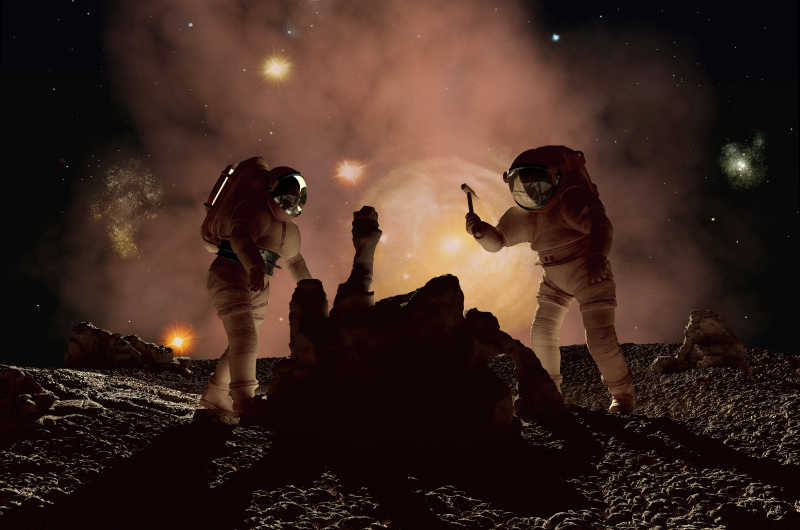 两个宇航员在勘探石头
