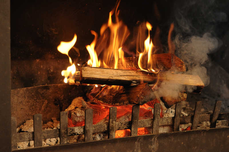放有火柴燃烧的传统壁炉