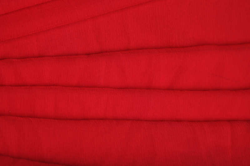 叠置好的红色织物